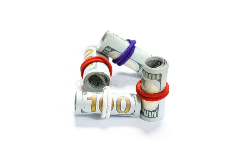 Fatture di dollaro americano rotolate su un fondo bianco immagini stock libere da diritti Fatture di dollaro americano rotolate su un fondo bianco immagini stock libere da diritti