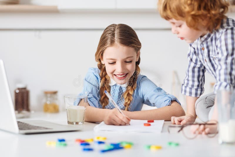 Fată dedicată creației care lucrează la proiectul ei de matematică royalty free stock photos