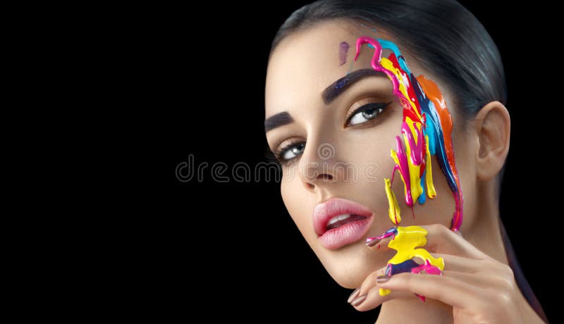 Fată model de frumusețe cu vopsea colorată pe fața ei. portretul unei femei frumoase cu vopsea lichidă curgătoare stock photography