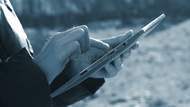 Fată utilizează telefon și laptop pentru a lucra. închideți mesajul de tastare al unei întreprinderi stock video