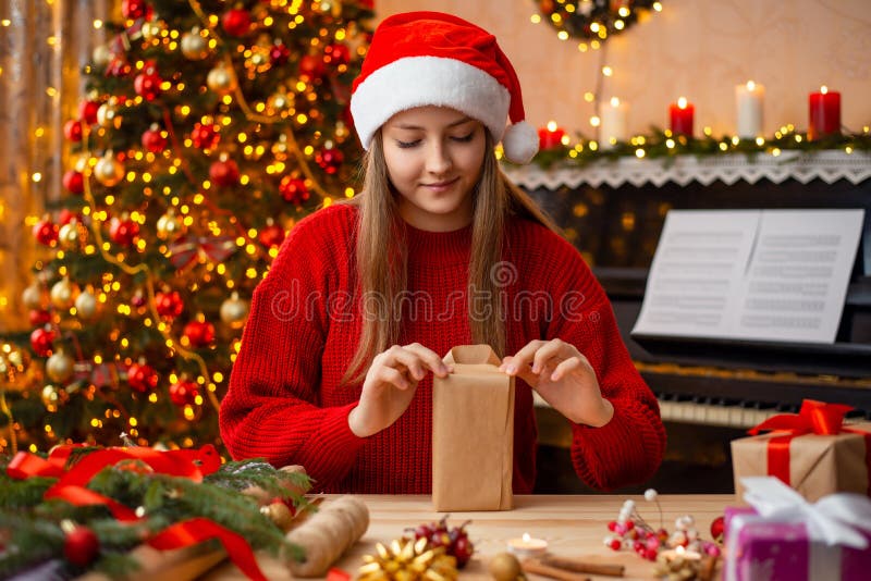 Fată zâmbitoare pregătește cadouri pentru oameni apropiați stock photography