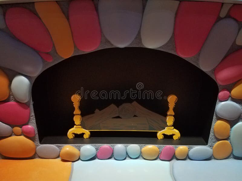 Fausse cheminée colorée images stock