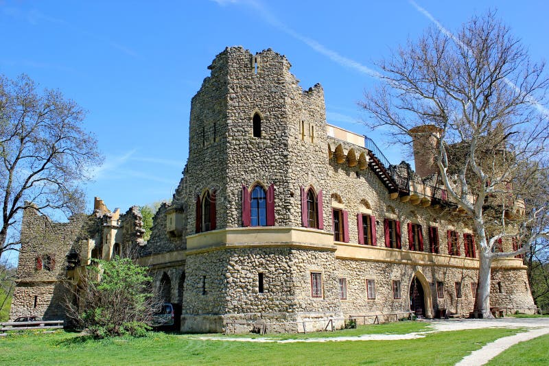 Fausse ruine de château médiéval, Lednice, République Tchèque image stock Fausse ruine de château médiéval, Lednice, République Tchèque image stock