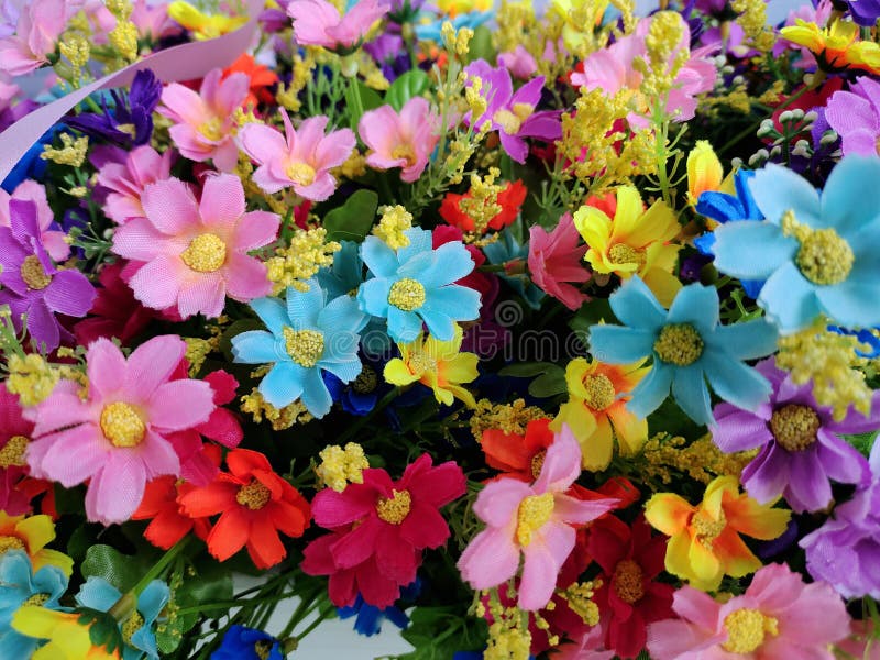 Fleurs artificielles colorées 4 photos stock