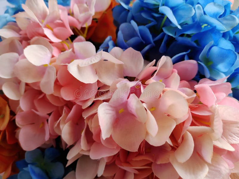 Fleurs artificielles colorées images stock