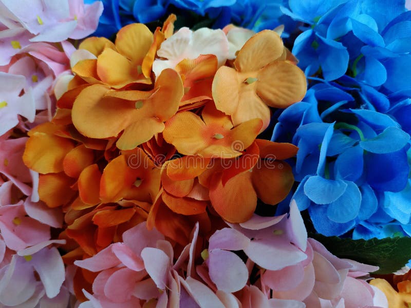 Fleurs artificielles colorées photos stock