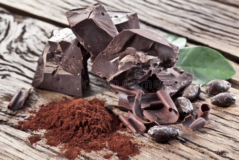 Fava di cacao e del cioccolato sopra la tavola