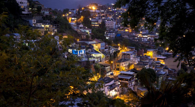 Favela στο Ρίο ντε Τζανέιρο τή νύχτα στοκ εικόνα με δικαίωμα ελεύθερης χρήσης Favela στο Ρίο ντε Τζανέιρο τή νύχτα στοκ εικόνα με δικαίωμα ελεύθερης χρήσης