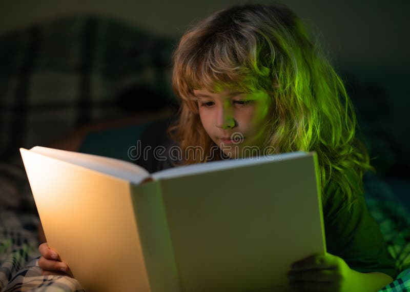 Favola Di Lettura Per Bambini Dal Libro. Bimbo Che Legge Un Libro Nella  Casa Buia. I Bambini Di Fronte Alla Luce Notturna. Immagine Stock -  Immagine di successo, bedtime: 247530061