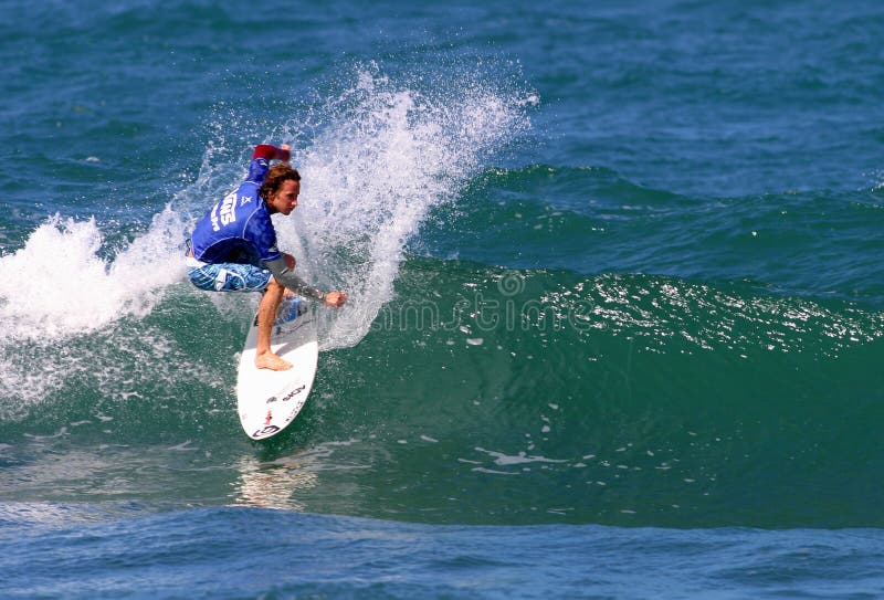 Favorable persona que practica surf Tim Curran en la competición foto de archivo Favorable persona que practica surf Tim Curran en la competición foto de archivo