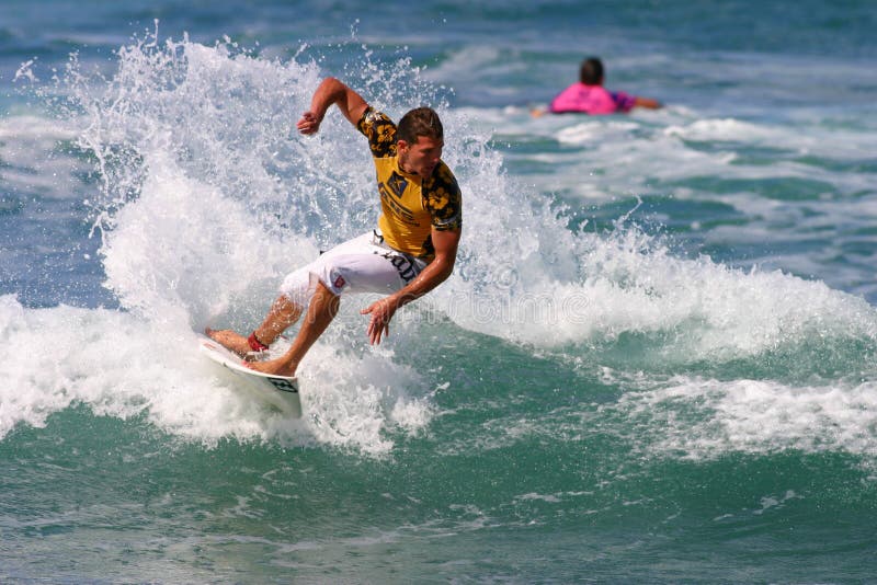 Favorables hierros de Andrés de la persona que practica surf en la competición imagenes de archivo Favorables hierros de Andrés de la persona que practica surf en la competición imagenes de archivo