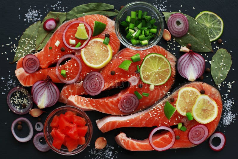 Faw-Leiste von roten Fischlachsen mit Gewürzen auf dunklem Hintergrund, Draufsicht lizenzfreies stockfoto Faw-Leiste von roten Fischlachsen mit Gewürzen auf dunklem Hintergrund, Draufsicht lizenzfreies stockfoto