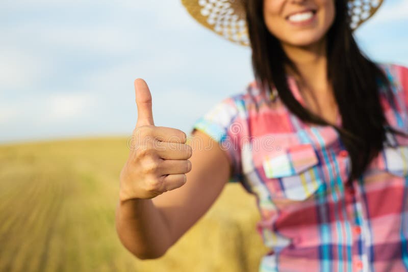 Fazendeiro fêmea da agricultura bem sucedida com polegares acima fotos de stock