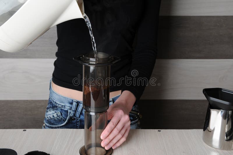Fazendo o café fresco em Aeropress fotografia de stock royalty free Fazendo o café fresco em Aeropress fotografia de stock royalty free