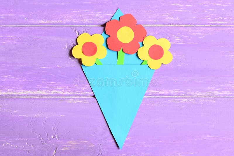 Fazendo ofícios das flores de papel para o dia ou o aniversário do ` s da mãe etapa Lição pré-escolar da arte Ramalhete do papel imagem de stock Fazendo ofícios das flores de papel para o dia ou o aniversário do ` s da mãe etapa Lição pré-escolar da arte Ramalhete do papel imagem de stock