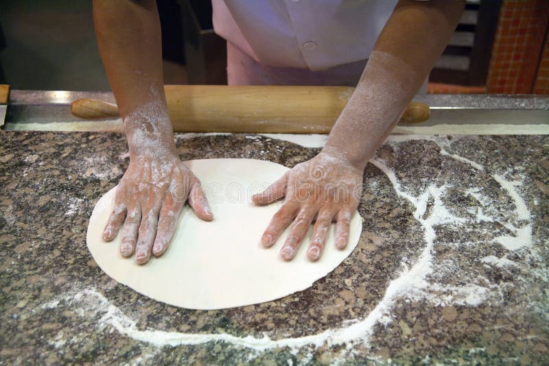 Fazendo a pizza imagens de stock royalty free Fazendo a pizza imagens de stock royalty free