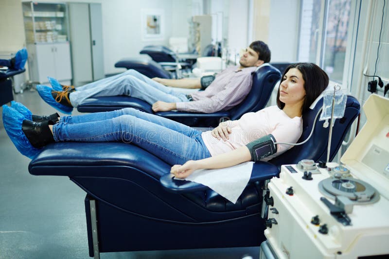 Fazendo transfusão o sangue imagens de stock Fazendo transfusão o sangue imagens de stock