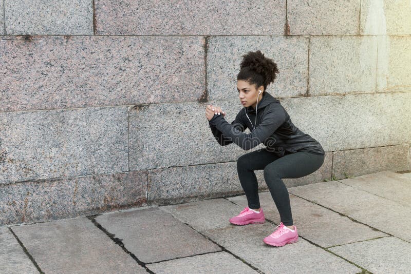 Fazer desportivo da mulher aquece a ocupa fotos de stock Fazer desportivo da mulher aquece a ocupa fotos de stock