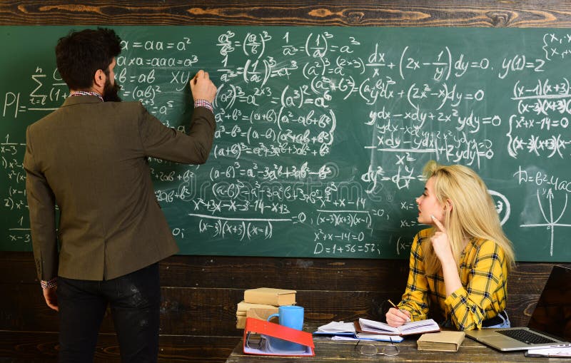 Fazer a hora para o divertimento permite que os estudantes estudem melhor Estudantes que sentam-se junto na tabela Estudante segu imagens de stock Fazer a hora para o divertimento permite que os estudantes estudem melhor Estudantes que sentam-se junto na tabela Estudante segu imagens de stock