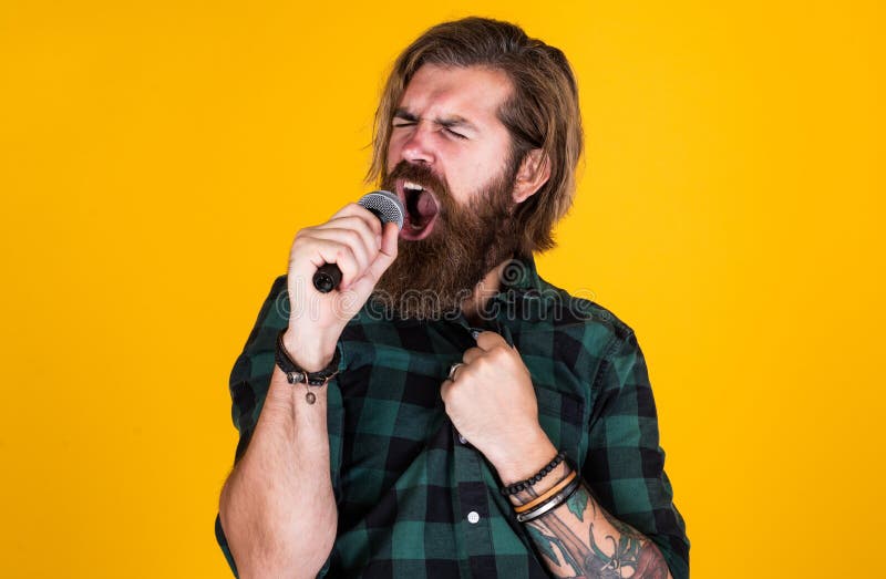 Festival De Rock Escola Vocal Brutal E Rocha Homem Barbudo Usa Camisa  Vestida Cantando Música Cantor Masculino Com Microfone Foto de Stock -  Imagem de retrato, barbudo: 196872556