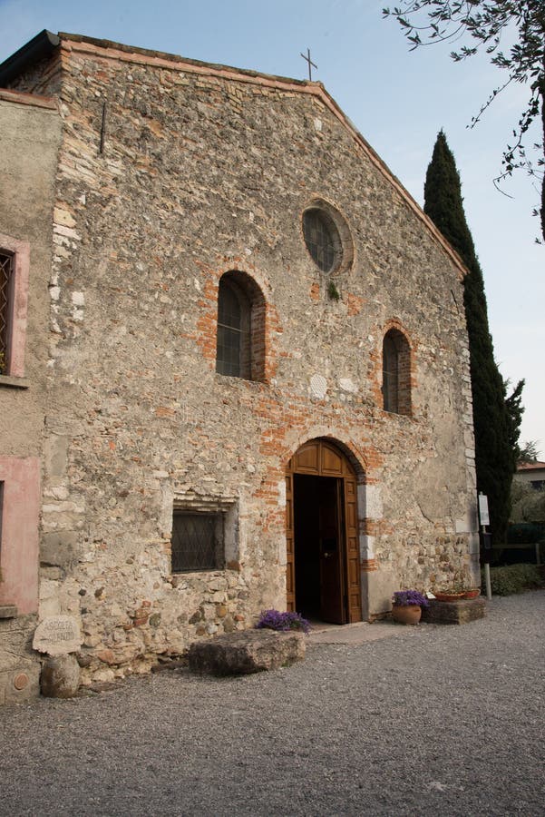 Façade externo de la iglesia de San Pedro en Mavino, Sirmione imagenes de archivo Façade externo de la iglesia de San Pedro en Mavino, Sirmione imagenes de archivo