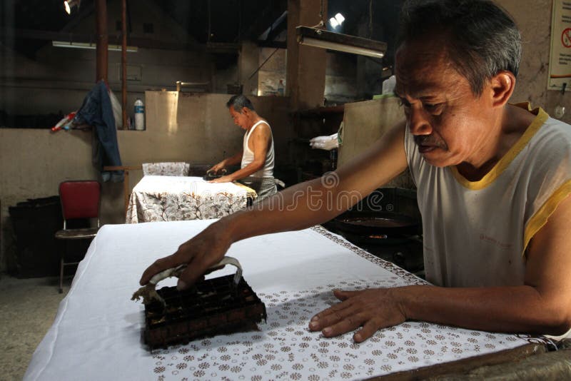 Faça o pano tradicional chamado Batik