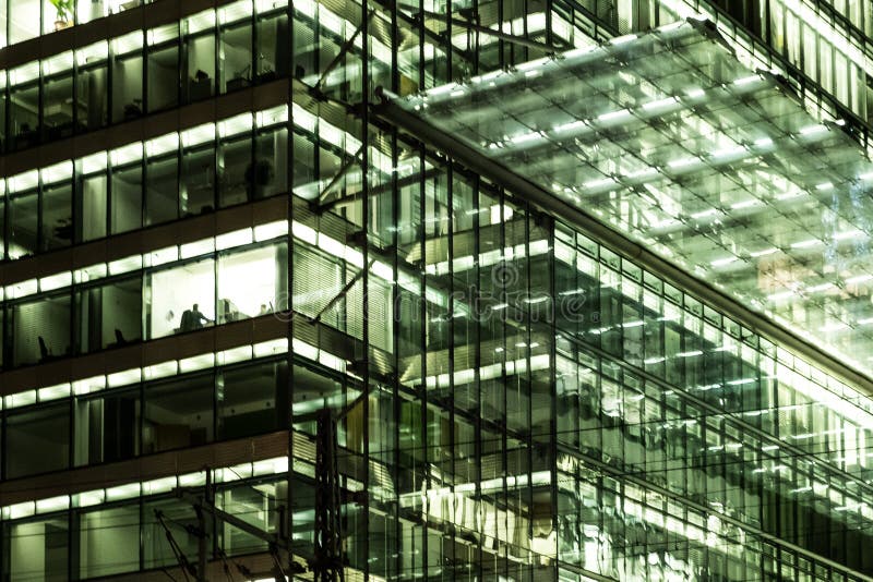 Façade d'immeuble de bureaux la nuit - la ville s'allume images stock Façade d'immeuble de bureaux la nuit - la ville s'allume images stock