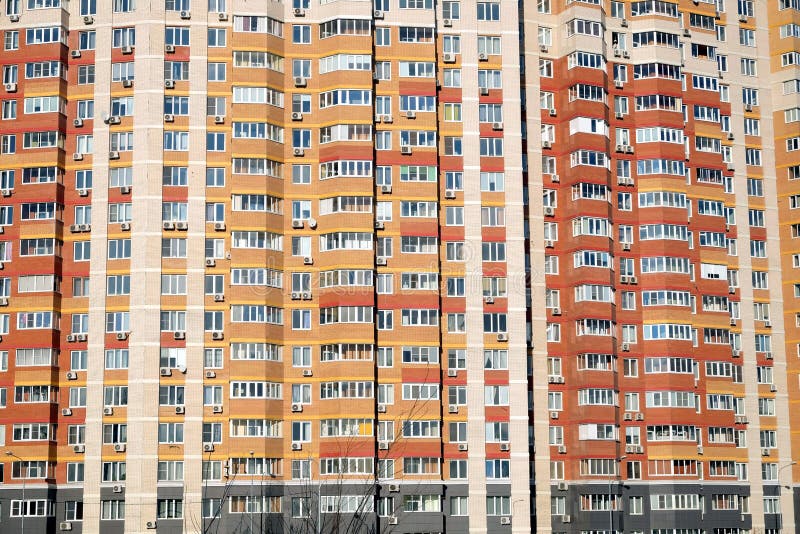 Façade d'un grand immeuble à plusiers étages avec le plan rapproché de vue de face de beaucoup de fenêtres photo stock Façade d'un grand immeuble à plusiers étages avec le plan rapproché de vue de face de beaucoup de fenêtres photo stock