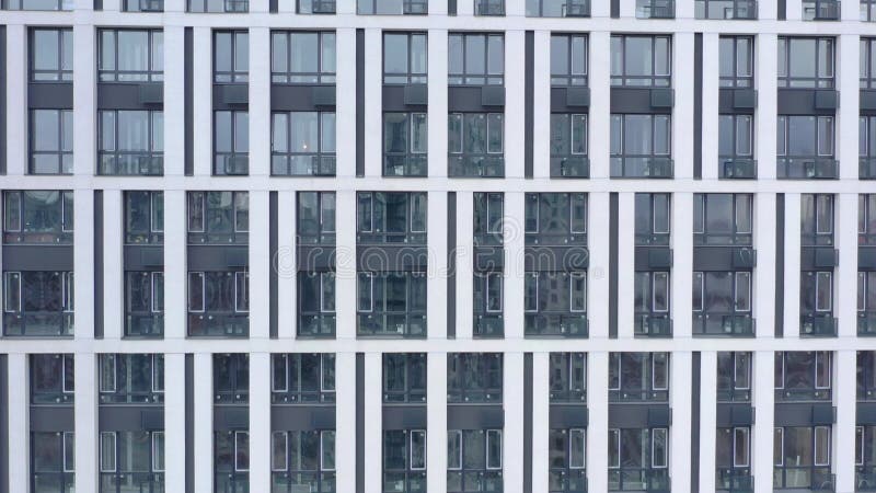 Façade d'un immeuble de bureaux ou d'habitation à plusieurs étages avec vitraux. banque de vidéos