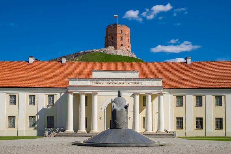 Façade de nouvel arsenal, Lithuanie, tour de Gediminas, Vilnius, Lithuanie photo stock Façade de nouvel arsenal, Lithuanie, tour de Gediminas, Vilnius, Lithuanie photo stock