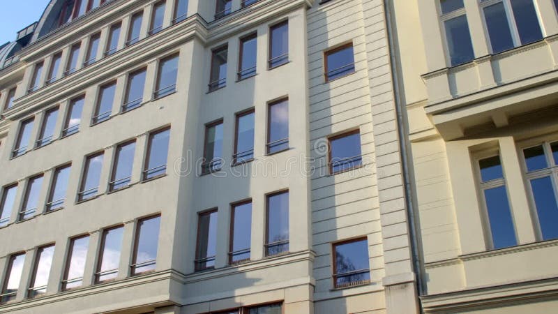 Façade du bâtiment de la ville. vitraux sol en béton. banque de vidéos