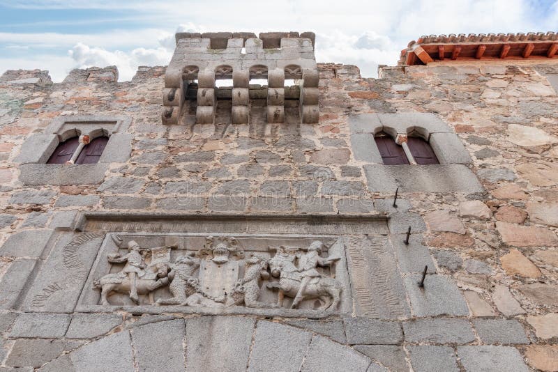 Façade du palais abrantes ou du palais de los davila est un bâtiment de la ville espagnole d'avila. elle a le statut d'actif de
