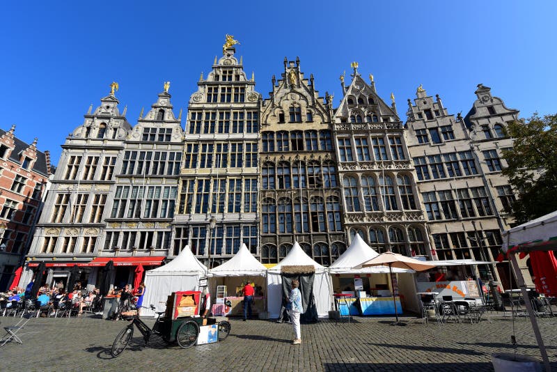 Façade unique des maisons historiques de boutique chez Grote Markt d'Anvers photo stock