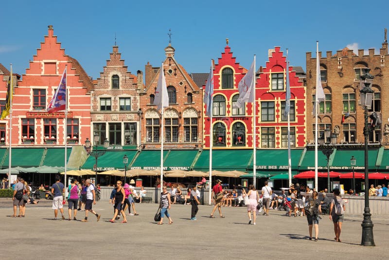 Façades colorées Place du marché Bruges belgium image libre de droits Façades colorées Place du marché Bruges belgium image libre de droits