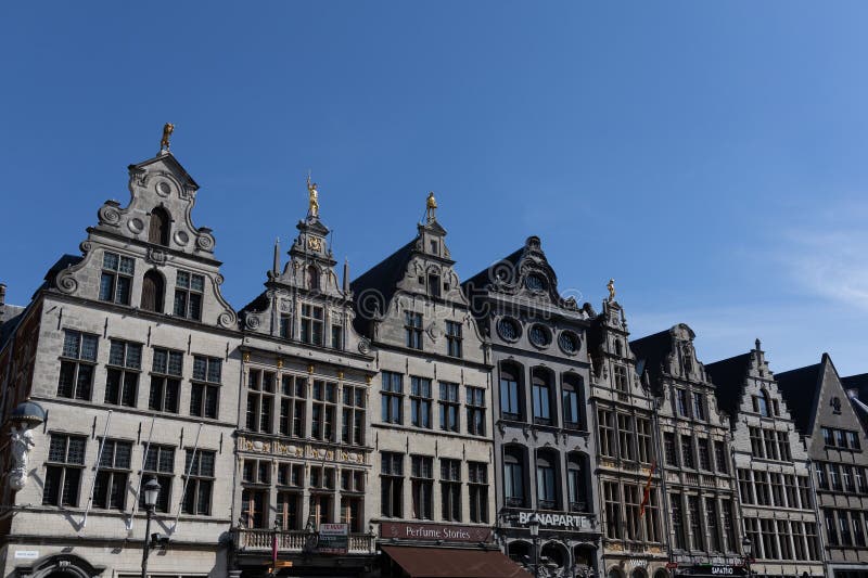 Façades d'anciens bâtiments historiques d'anvers dans le centre-ville. décoré de statues dorées sur le marché de grote d'anvers image stock