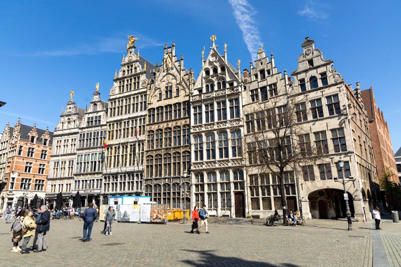 Façades d'anciens bâtiments historiques d'anvers dans le centre-ville. décoré de statues dorées sur le marché de grote d'anvers photographie stock