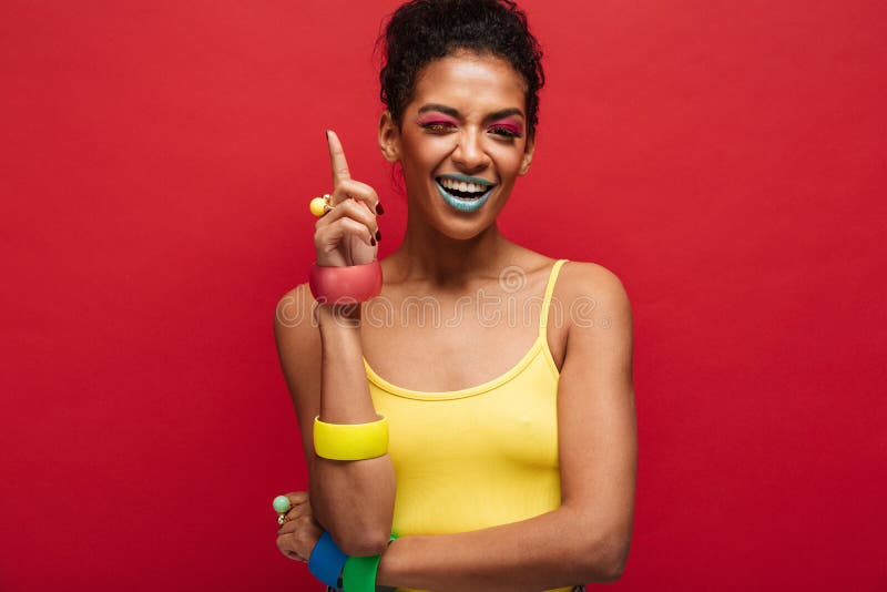 Façonnez l'image du modèle femelle d'afro-américain joyeux en jaune photo stock Façonnez l'image du modèle femelle d'afro-américain joyeux en jaune photo stock