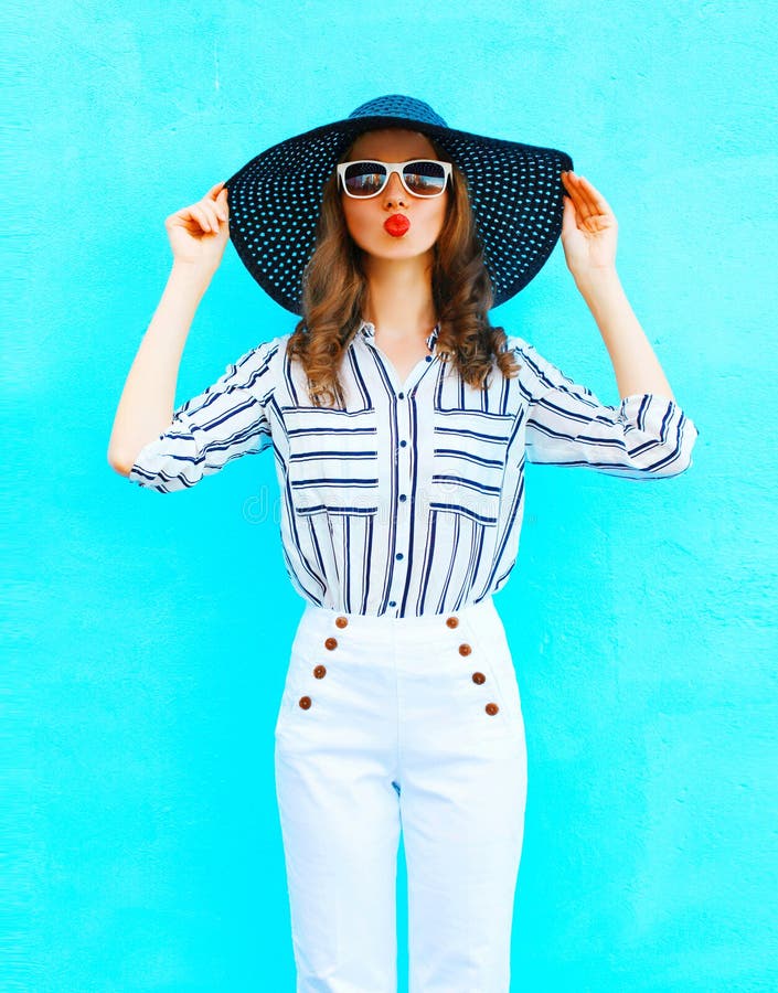 Façonnez la jeune femme de portrait utilisant un chapeau de paille, le pantalon OV de blanc photos libres de droits Façonnez la jeune femme de portrait utilisant un chapeau de paille, le pantalon OV de blanc photos libres de droits