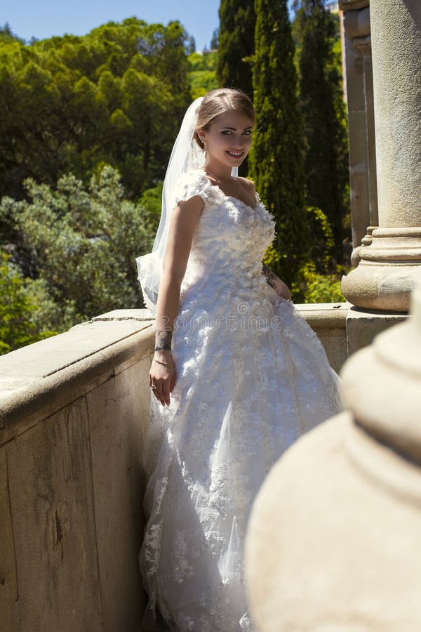 Façonnez la photo extérieure de la jeune mariée magnifique dans la robe de mariage luxueuse photos libres de droits Façonnez la photo extérieure de la jeune mariée magnifique dans la robe de mariage luxueuse photos libres de droits