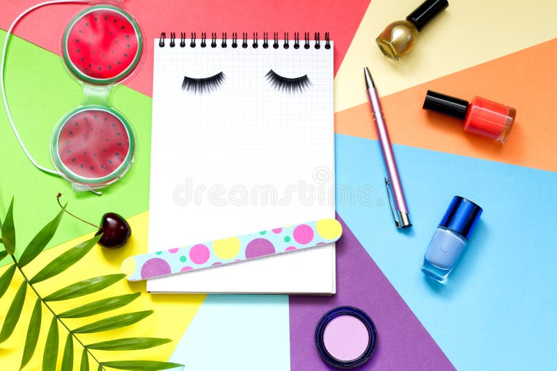 Façonnez le fond de blog de mode de vie d'abrégé sur beauté de cosmétiques avec le carnet et les accessoires photo stock Façonnez le fond de blog de mode de vie d'abrégé sur beauté de cosmétiques avec le carnet et les accessoires photo stock