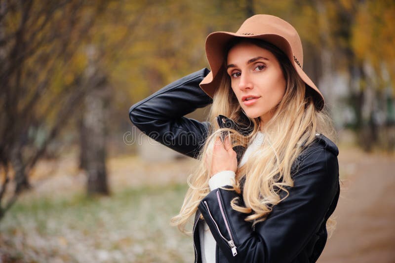 Façonnez le portrait d'automne de la jeune marche heureuse de femme extérieure en parc de chute image stock Façonnez le portrait d'automne de la jeune marche heureuse de femme extérieure en parc de chute image stock