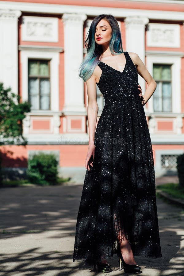 Façonnez le portrait de la fille magnifique avec les cheveux teints par bleu longtemps La belle robe de cocktail de soirée images stock Façonnez le portrait de la fille magnifique avec les cheveux teints par bleu longtemps La belle robe de cocktail de soirée images stock