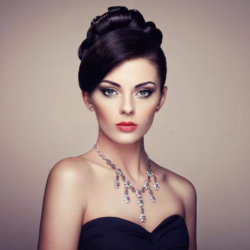 Façonnez le portrait de la jeune belle femme avec des bijoux photo libre de droits