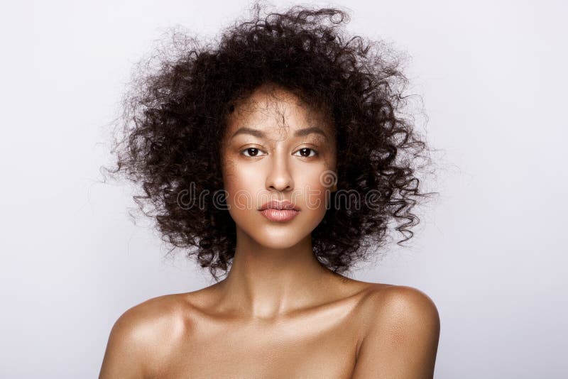 Façonnez le portrait de studio de la belle femme d'afro-américain avec la peau rougeoyante lisse parfaite de mulâtre, composez photographie stock libre de droits