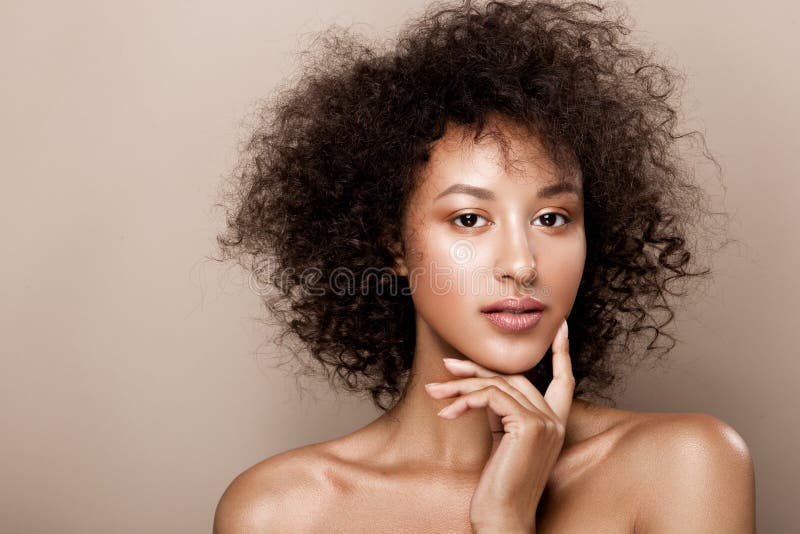 Façonnez le portrait de studio de la belle femme d'afro-américain avec la peau rougeoyante lisse parfaite de mulâtre, composez photo stock