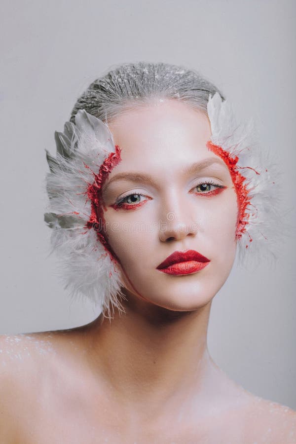 Façonnez le portrait en gros plan d'une fille modèle dans l'image d'un cygne avec un maquillage étonnant de beauté photos stock Façonnez le portrait en gros plan d'une fille modèle dans l'image d'un cygne avec un maquillage étonnant de beauté photos stock