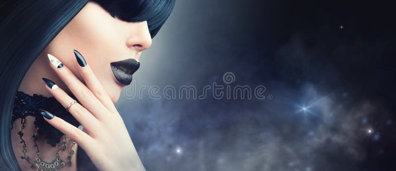 Façonnez à Halloween la fille modèle avec la coiffure, le maquillage et la manucure noirs gothiques images stock Façonnez à Halloween la fille modèle avec la coiffure, le maquillage et la manucure noirs gothiques images stock