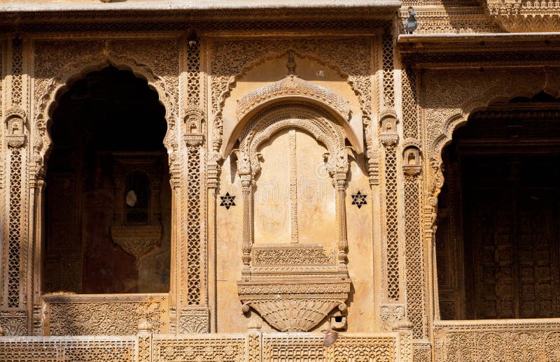 Fața casei vechi cu balcoane frumoase de piatră în India stock photos