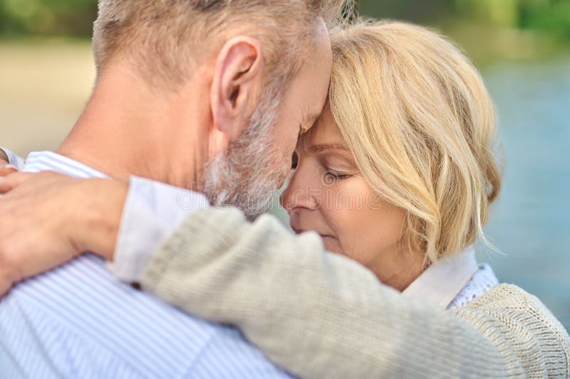 Față închisă de femeie și bărbat îmbrățișat stock images