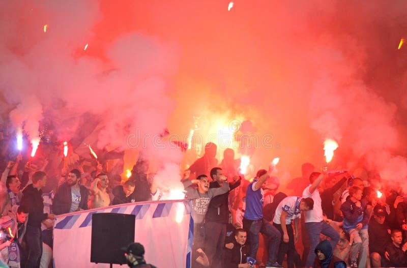 Dnipro post-mercado Fc-dnipro-ultras-ultra-supporters-kyiv-ukraine-may-burn-flares-uefa-europa-league-semifinal-game-against-napoli-nsk-57082136